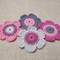 Handgehäkelte Blumen in Grau und Pink: 4er-Set Häkelapplikation für individuelle Kreationen Bild 1