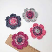 Handgehäkelte Blumen in Grau und Pink: 4er-Set Häkelapplikation für individuelle Kreationen Bild 3
