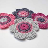 Handgehäkelte Blumen in Grau und Pink: 4er-Set Häkelapplikation für individuelle Kreationen Bild 4