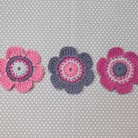 Handgehäkelte Blumen in Grau und Pink: 4er-Set Häkelapplikation für individuelle Kreationen Bild 5