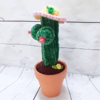 gehäkelter Kaktus im Blumentopf mit Brüsten und Hut Bild 3