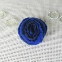 gefilzte Blume Filzbrosche Filzrose Blau marmoriert Bild 1