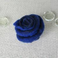 gefilzte Blume Filzbrosche Filzrose Blau marmoriert Bild 3