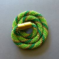 Grüne Häkelkette, grün gold creme, 47 cm, Halskette aus Rocailles, Grüntöne, Glasperlen gehäkelt, Häkelschmuck Bild 1