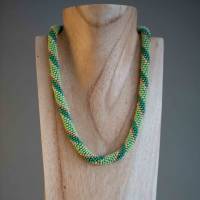 Grüne Häkelkette, grün gold creme, 47 cm, Halskette aus Rocailles, Grüntöne, Glasperlen gehäkelt, Häkelschmuck Bild 2