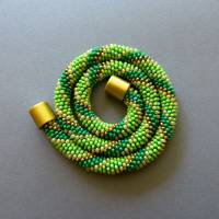 Grüne Häkelkette, grün gold creme, 47 cm, Halskette aus Rocailles, Grüntöne, Glasperlen gehäkelt, Häkelschmuck Bild 3