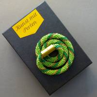 Grüne Häkelkette, grün gold creme, 47 cm, Halskette aus Rocailles, Grüntöne, Glasperlen gehäkelt, Häkelschmuck Bild 4