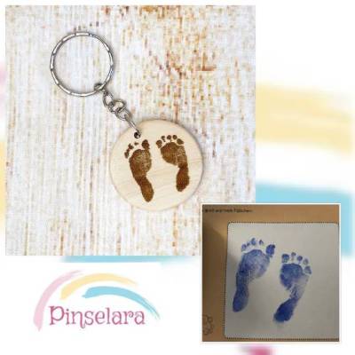 Schlüsselanhänger aus Holz mit dem Fuß oder Handabdruck von deinem Kind | beidseitige Wunschgravur mit Name und Datum
