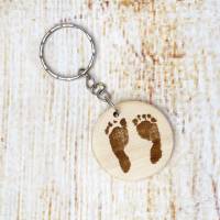 Schlüsselanhänger aus Holz mit dem Fuß oder Handabdruck von deinem Kind | beidseitige Wunschgravur mit Name und Datum Bild 2