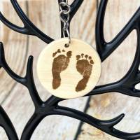 Schlüsselanhänger aus Holz mit dem Fuß oder Handabdruck von deinem Kind | beidseitige Wunschgravur mit Name und Datum Bild 4