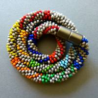 Häkelkette Farbspiralen, grau und bunt, Länge 46 cm, Halskette aus kleinen Perlen gehäkelt, Saatperlen, Magnetverschluß Bild 1