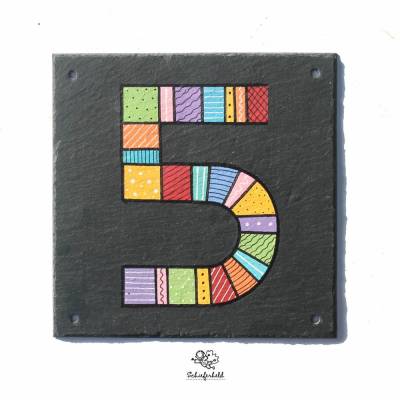 exklusive Hausnummer aus Schiefer mit Zahl personalisiert, buntes Hausnummernschild wetterfest, originelle Geschenkidee