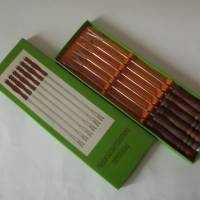 Vintage Set von 6 Fondue Spieße Rostfrei in original Box, bunte Knöpfe und mit Holzgriffe, ca.1970er Jahre Bild 3