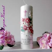 TAUFKERZE " Lilith "  mit Wachsblütenbouquet, Taube und Kreuz in rosa-weiss Bild 2