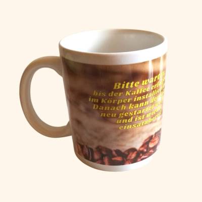 Kaffee-Tasse mit einem kreativen Spruch und einem dekorativen Motiv