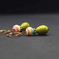 Ohrringe mit Tropfen Perlen, olivgrün, Perlen gestreift, Regenbogen Bild 1