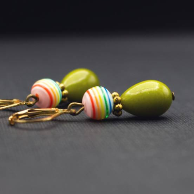 Ohrringe mit Tropfen Perlen, olivgrün, Perlen gestreift, Regenbogen