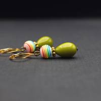 Ohrringe mit Tropfen Perlen, olivgrün, Perlen gestreift, Regenbogen Bild 2
