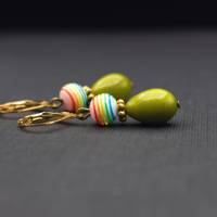 Ohrringe mit Tropfen Perlen, olivgrün, Perlen gestreift, Regenbogen Bild 3