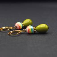 Ohrringe mit Tropfen Perlen, olivgrün, Perlen gestreift, Regenbogen Bild 4