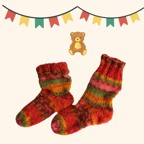 handgestrickte Baby-Socken in rot und bunt, kuschelweich und farbenfroh