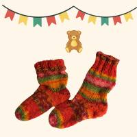 handgestrickte Baby-Socken in rot und bunt, kuschelweich und farbenfroh Bild 1