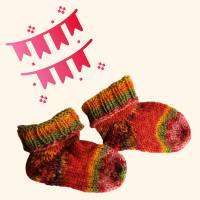 handgestrickte Baby-Socken in rot und bunt, kuschelweich und farbenfroh Bild 3