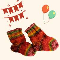 handgestrickte Baby-Socken in rot und bunt, kuschelweich und farbenfroh Bild 4