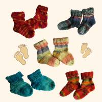 handgestrickte Baby-Socken in rot und bunt, kuschelweich und farbenfroh Bild 5