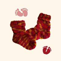 handgestrickte Baby-Socken in rot und bunt, kuschelweich und farbenfroh Bild 6