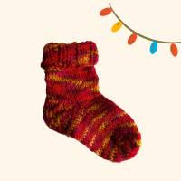 handgestrickte Baby-Socken in rot und bunt, kuschelweich und farbenfroh Bild 7