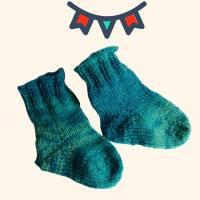 Baby-Socken, handgestrickt in blau oder türkis, kuschelweich Bild 2