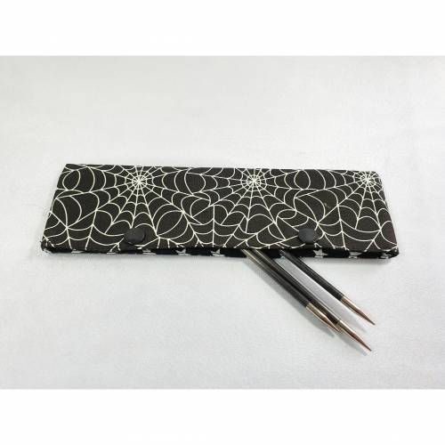 Nadelgarage mit Spinnennetz für das Sockenstrickzeug, fluoriszierend