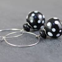 Creolen Ohrringe mit Keramik Perlen in schwarz, weiß gepunkten, silberfarben, Tupfen Bild 1