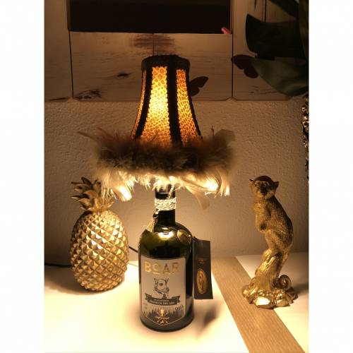 Boar Gin Flaschenlampe mit Leo-Lampenschirm & Federn