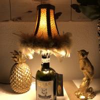 Boar Gin Flaschenlampe mit Leo-Lampenschirm & Federn Bild 1