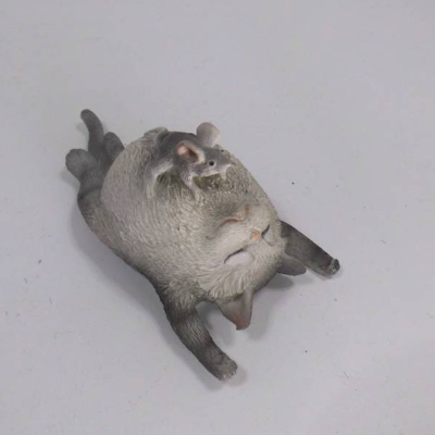 1 Figur Katze mit einer sehr vorwitzigen Maus auf dem Bauch - zum basteln für Geldgeschenke