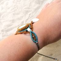 Makramee-Armband mit Larimar, Süßwasserperlen und Muschel Bild 3