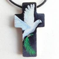 Kreuz-Anhänger aus Holz mit handgemalter weißer Taube mit Palmzweig, Frieden und Hoffnung, Geschenk zur Taufe Bild 2