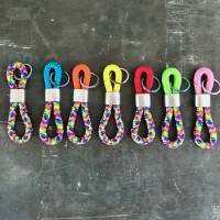 Schlüsselanhänger aus Segelseil Buchstabe E in mehreren Farbkombinationen mit silberfarbenem Schlüsselring Bild 3
