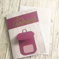 1 weiße Einschulungskarte mit Prägung, Pink-lilanen Rucksack und goldener Schrift Bild 1
