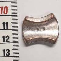 Der besondere Metallknopf mit ungewöhnlicher Form. Er ist 2cm hoch und silberfarben Bild 2