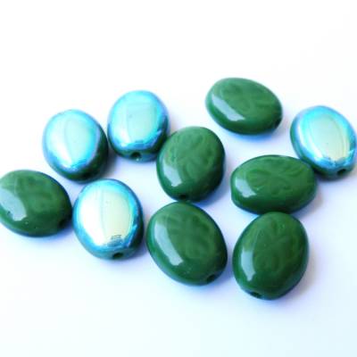 30 Glasperlen oval Shamrocks 8 x 10 mm grüne Seide / Metallic