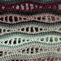 Schal, Häkelschal, Übergangsschal, weiß rosa, brombeere, gehäkelt in einem Wellenmuster Bild 4