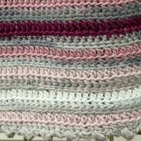 Schal, Häkelschal, Übergangsschal, weiß rosa, brombeere, gehäkelt in einem Wellenmuster Bild 5