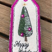 Wildseide-Jute-Geschenkanhänger in Fuchsie: bestickt mit stilisiertem Weihnachtsbaum und 'Happy Holidays' Bild 1