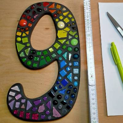 Hausnummer 9 MAXI = Der Riese mit Glasmosaik**handgefertigt**