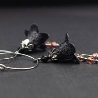 Blüten Ohrringe in schwarz mit Glitzer, Creolen in silberfarben, Glockenblumen Bild 2
