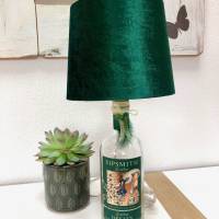 Sipsmith Gin Flaschenlampe mit grünem Stofflampenschirm Bild 1
