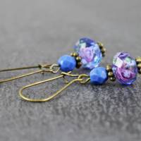 Ohrringe mit kleinen Rosen, an Metall Schlaufe, blau und antik bronze Bild 1